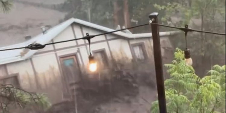 Novi Meksiko poplavi najnovije: Odraslo i dvoje djece potvrdili su mrtve dok je kuća progutala u bljeskalicama