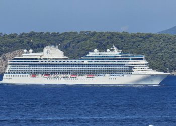 Novi dragulj luksuzne plovidbe: Kruzer Allura prvi put stigao u Dubrovnik (FOTO)