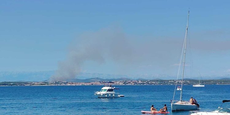 Novi požar kod Vranskog jezera: Gori suha trava i raslinje, na terenu vatrogasci i zračne snage