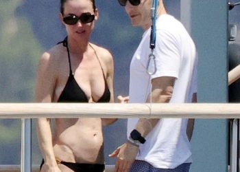 Novo samohrana Katy Perry pokazuje bivši Orlando Bloom što mu nedostaje u malenom crnom bikiniju na “Obiteljskom” putovanju jahtama