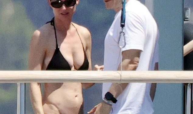 Novo samohrana Katy Perry pokazuje bivši Orlando Bloom što mu nedostaje u malenom crnom bikiniju na “Obiteljskom” putovanju jahtama