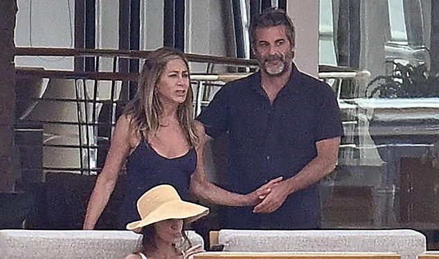 Novopovjernik novog dečka Jennifer Aniston otkriva zašto ga je duhovila … i identificira vezu iz djetinjstva između glumice i Hypnotist Hunka