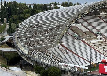 OVAKO NEŠTO SE NE PAMTI Snažna nevera počupala krov i na Poljudu!
