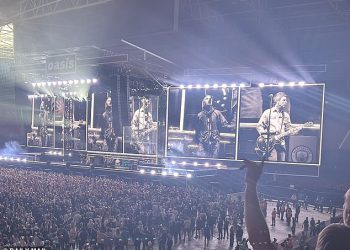 Oasis su se vratili! Liam i Noel Gallagher napokon stižu na pozornicu na Cardiffovom stadionu za Knežernicu na prvu večer dugoočekivane turneje Reunion -a dok slavne osobe preplavljuju gužve – 15 godina od njihovog dramatičnog rascjepa