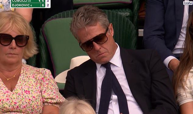 Obožavatelji se divljaju dok Hugh Grant uhvati kako zaspa na kameri nakon šarmantne kraljice Camilla u Kraljevskoj kutiji na Wimbledonu