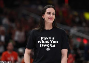 Obožavatelji slama Wnba zvijezde za prosvjed njihove plaće nakon što je liga prošle godine zabilježila gubitak od 40 milijuna dolara