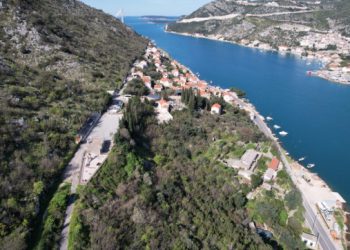 Obustavljen promet kroz Sustjepan, vozilo sletjelo u rijeku