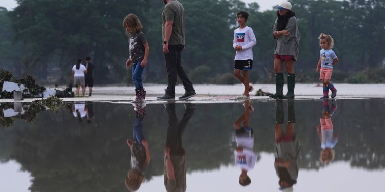 Očajna potraga za nestalim djevojkama iz ljetnog kampa nakon što su poplave u Teksasu ubijale najmanje 24