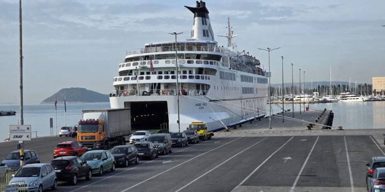Od sutra pojačane mjere nadzora i kazne za nepropusno parkiranje u gradskoj luci!