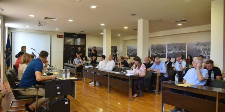 Održana maratonska sjednica Gradskog vijeća Kaštela: promet, porezi i sigurnost u fokusu