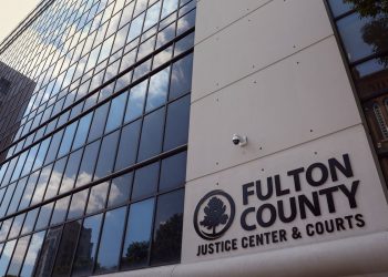 Odvjetnik za obranu rap grupe optužen nakon što je optužen da je napustio člana bande da bi izbacio dokaze