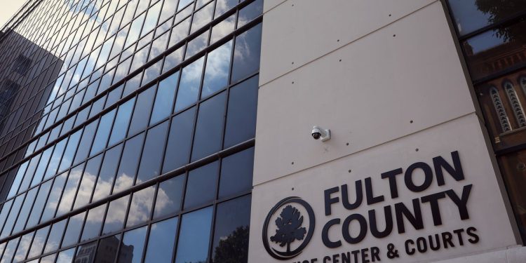 Odvjetnik za obranu rap grupe optužen nakon što je optužen da je napustio člana bande da bi izbacio dokaze