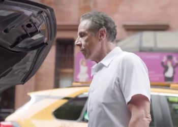 Oglas gradonačelnika NYC-a Andrewa Cuomoa koji mu pokazuje da skoči u automobil crta kritike