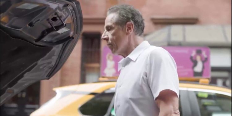Oglas gradonačelnika NYC-a Andrewa Cuomoa koji mu pokazuje da skoči u automobil crta kritike
