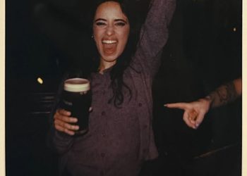 Ogromna pop zvijezda prolijeva lipe Guinnessa na pod Dublin pub dok se zabavlja s mještanima – ali biste li je primijetili?