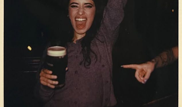 Ogromna pop zvijezda prolijeva lipe Guinnessa na pod Dublin pub dok se zabavlja s mještanima – ali biste li je primijetili?