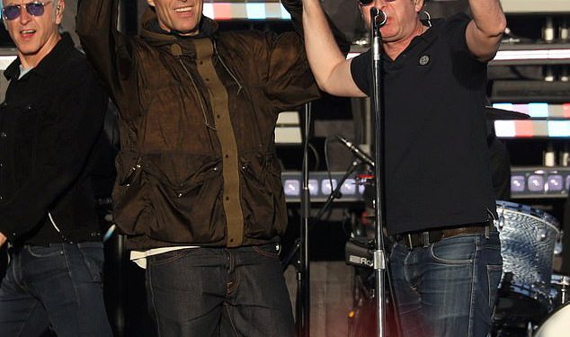 Ogromne čelične ograde podignute su uoči predstojećih svirki Oasis Reunion kako bi spriječile obožavatelje bez ulaznica da gledaju show ‘Free’ dok se braća Gallagher vraćaju u Heaton Park