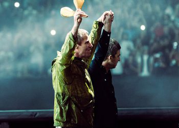 Okupljena braća Gallagher drže se za ruke u jedinstvu dok se nalaze na pozornicu za noć Oasis Tour i dijele ‘pravi razlog’ za svoje dugo očekivano okupljanje nakon 16 godina