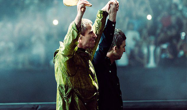 Okupljena braća Gallagher drže se za ruke u jedinstvu dok se nalaze na pozornicu za noć Oasis Tour i dijele ‘pravi razlog’ za svoje dugo očekivano okupljanje nakon 16 godina