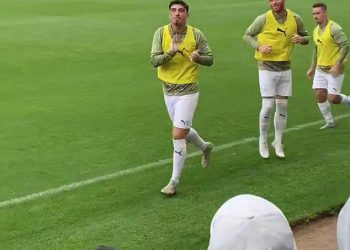 Oldham napadač koji je ozlijedio ženu bacajući stolicu za vrijeme Ibize Brawl podržavaju obožavatelji – jer u prvoj utakmici u prvoj utakmici čine svjetlost ružnog incidenta s novim pjevanjem od prve igre