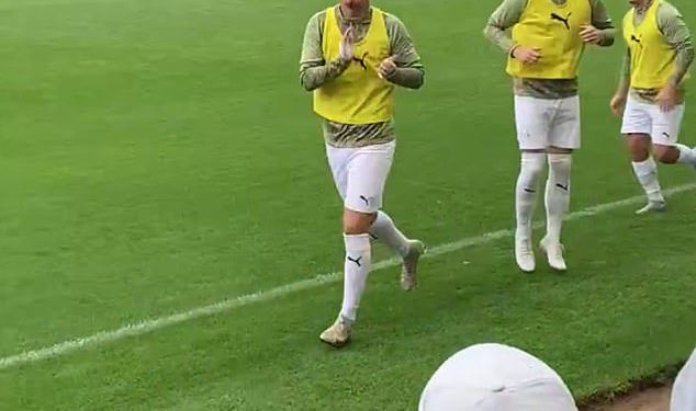 Oldham napadač koji je ozlijedio ženu bacajući stolicu za vrijeme Ibize Brawl podržavaju obožavatelji – jer u prvoj utakmici u prvoj utakmici čine svjetlost ružnog incidenta s novim pjevanjem od prve igre