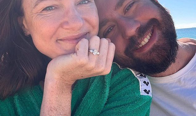 Olimpijska plivačica Cate Campbell najavljuje iznenađenje partnera Adamu Kerru i pokazuje svoj masivni dijamantski prsten