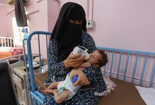 Palestinska žena Najla Abu Aya hrani svoju petomjesečnu kćer Ramu, koja je pothranjena, prema medicinskim liječnicima, u bolnici Nasser u Khan Younisu, Southern Gaza Strip