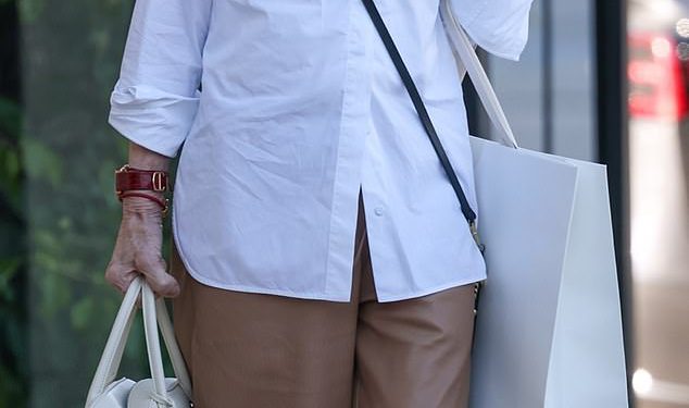 ‘Ona je jako, vrlo krhka. Svi smo prestravljeni ‘: Strahovi rastu za Sharon Osbourne dok emocionalni prijatelji kažu Alison Boshoff kako je smrt muža Ozzy utjecala na nju – i zašto ga ona može pokopati u vrtu