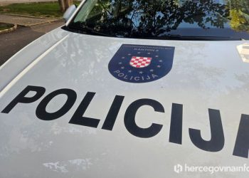 Opožareno vozilo policajca u blizini zgrade PU Široki Brijeg, u tijeku istraga