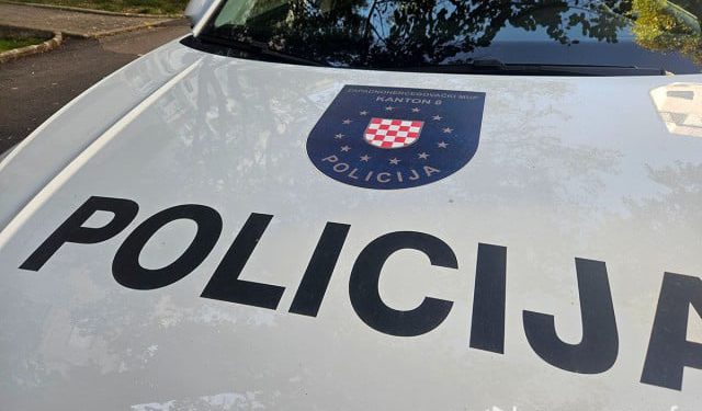Opožareno vozilo policajca u blizini zgrade PU Široki Brijeg, u tijeku istraga
