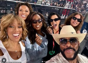 Oprah Winfrey i Gayle King uzimaju selfie s novim BFF Kris Jenner na Beyonceovom posljednjem kauboju Carter koncerta