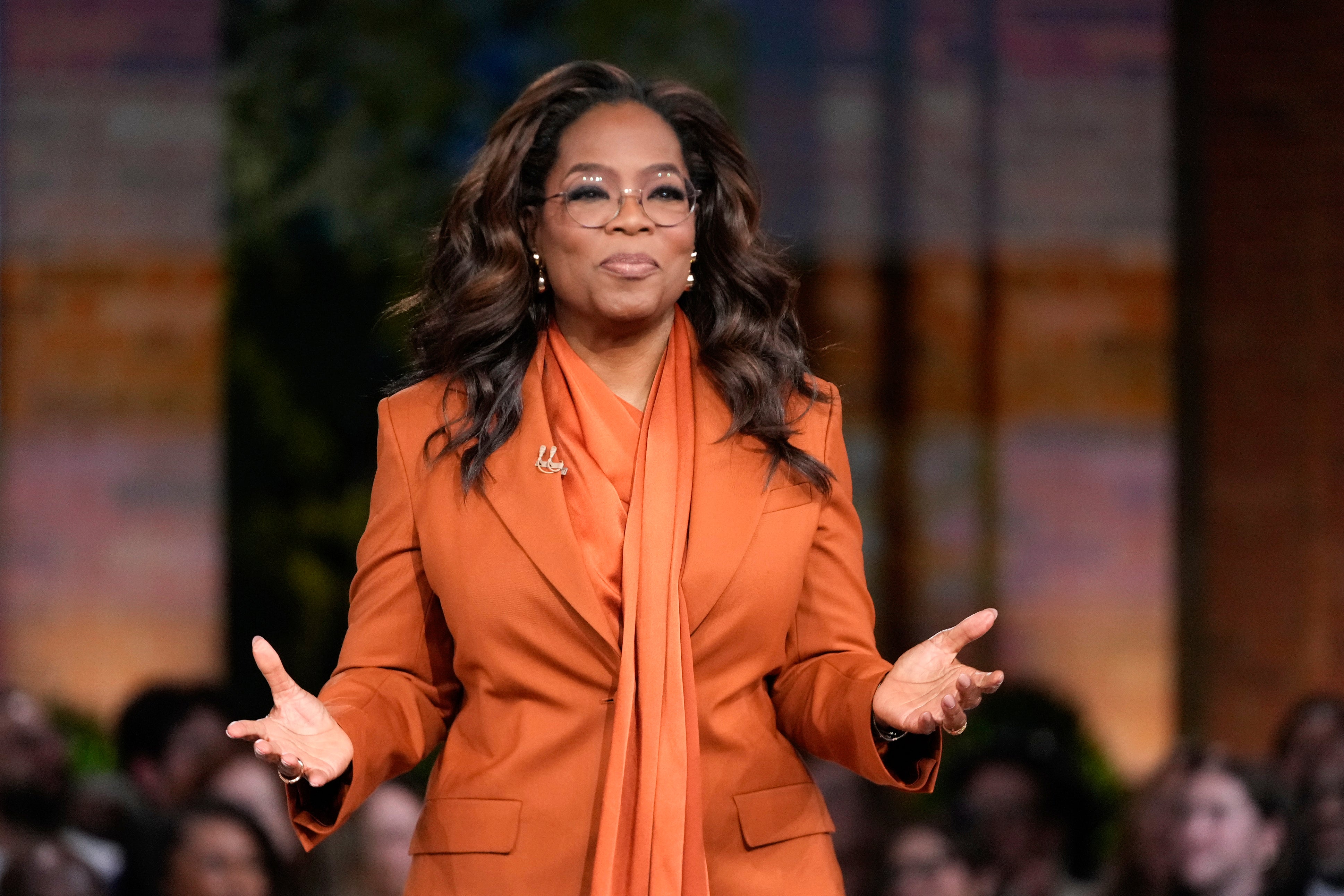 Oprah Winfrey optužena je da je odbila pristup privatnom Maui Roadu do evakuiranih osoba od cunamija, ali lokalni dužnosnici potvrdili su da glasine nisu istinite