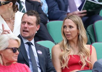 Oprosti Nic! Bec i Lleyton Hewitt sjede ispred Nicole Kidman u Kraljevskoj kutiji dok trljaju ramena s princom Williamom i Kate Middleton na finalu Wimbledona