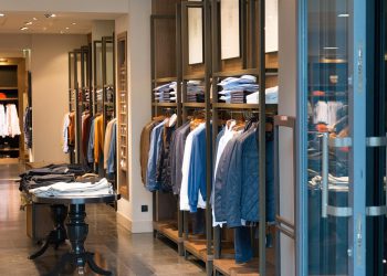 Osnivači poznatog modnog brenda počeli su mahnito kupovati dionice svoje tvrtke, evo i zašto