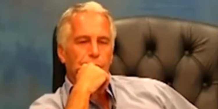 Osvrtani isječak pokazuje da se Epstein moli na petu na pitanje je li s Trumpom oko maloljetnih djevojčica