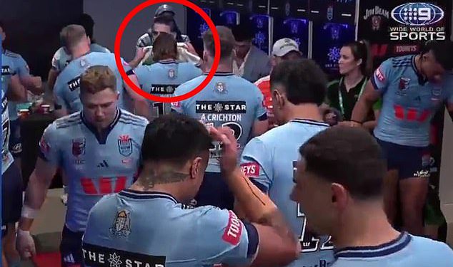 Otkriveno: Koje NRL zvijezde njuškaju prije igara – nakon što su navijači primijetili neke od najvećih zvijezda lige u Strange Act prije utakmice