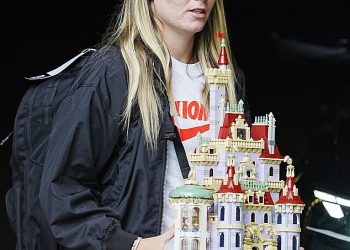 Otkriveno: Razlog zbog kojeg je heroj Engleske Lauren konopca stisnuo set Lego Disney dok napušta švicarski hotel uoči pobjede od povratka kući