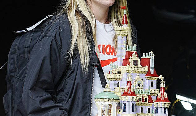 Otkriveno: Razlog zbog kojeg je heroj Engleske Lauren konopca stisnuo set Lego Disney dok napušta švicarski hotel uoči pobjede od povratka kući