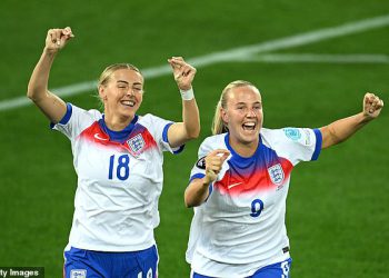 Otkriveno: Tajna WhatsApp Group Clique Razlog iza Lionessesa ‘Nova proslava klika na eure – koja je čak zbunila suigrači