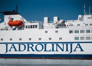 Otočani iz protesta blokirali “Jadrolinijin” brod: “Ukrcalo se brojne turiste, a za nas nema mista!”