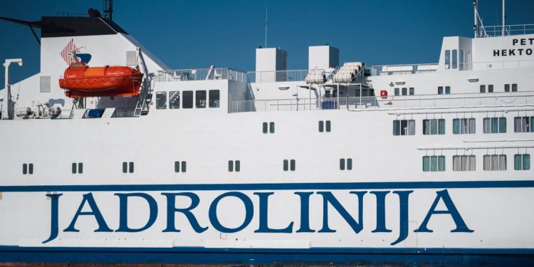 Otočani iz protesta blokirali “Jadrolinijin” brod: “Ukrcalo se brojne turiste, a za nas nema mista!”