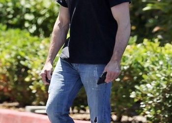 Otuđeni suprug Denise Richards Aaron Phypers odustaje od vjenčanog prstena dok ga puštaju zvijezde domaćice