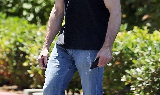 Otuđeni suprug Denise Richards Aaron Phypers odustaje od vjenčanog prstena dok ga puštaju zvijezde domaćice