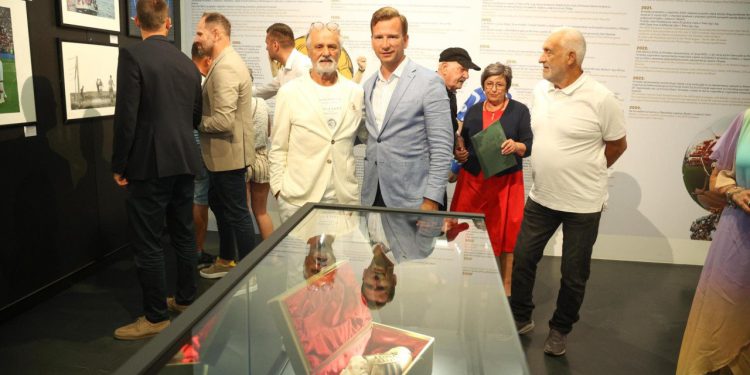 Otvorena izložba o zadarskom sportu posvećena nogomet i rukometu. Izložena i “Zlatna kopačka” Joška Skoblara