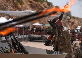 Ova se militantna skupina borila 40 godina. Sada se predaju na kameri. – RT World News