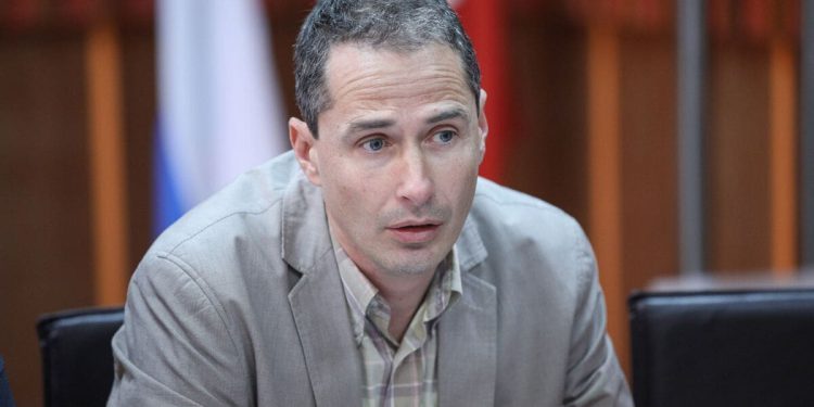 Ovaj čovjek trebao je postati gradski vijećnik, ali je mjesto prepustio Katarini Prnjak. Nazvali smo ga, a on je rekao: “Imam nespojivu dužnost”