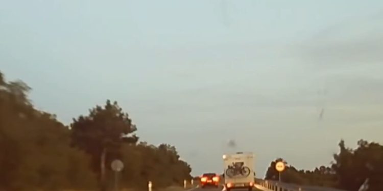 Ovako se gubi život, smrt izbjegnuta za dlaku! Snimka s Jadranske magistrale zgrozila javnost: “Radi ovakvih se gine na cesti”