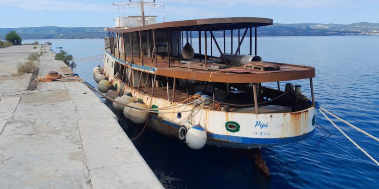 Ovdje je ilegalno, brod je ekološka bomba!