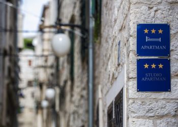 Ovo su noćne more i šibenskih iznajmljivača: Kako skinuti mrlje od krema i losiona za sunčanje s posteljine? Evo savjeta