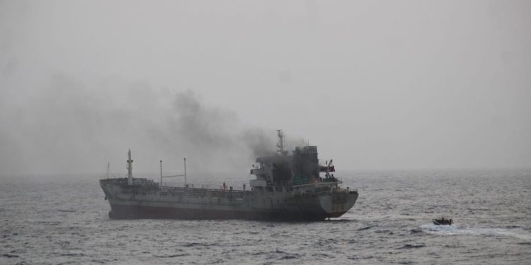 Ozbiljan požar tankera, intervenirala indijska mornarica!